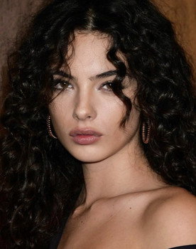 Deva Cassel as Amelia