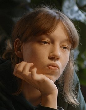 Lilla Kizlinger as Eszter