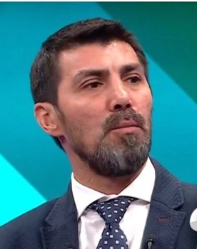 Ceyhun Eriş as Avukat