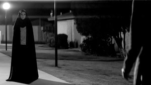 Una chica vuelve a casa sola de noche