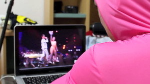 MILEY CYRUS - WE CAN'T STOP (PINK GUY)