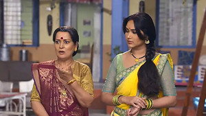 Amma and Rajesh learn Western etiquettes - Happu Ki Ultan Paltan