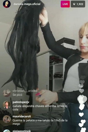 La mego prende fuego una peluca en vivo al grito de gorda sucia