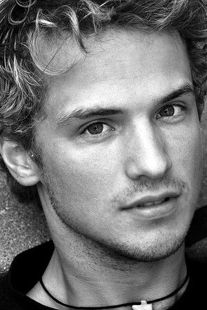 Freddie Stroma photo