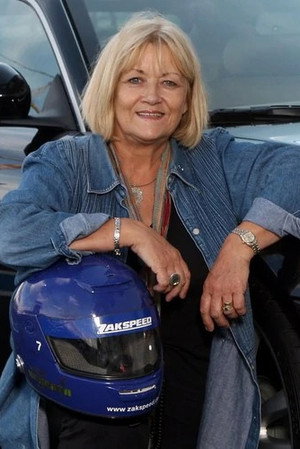Sue Baker — interprète de Elle-même - Host