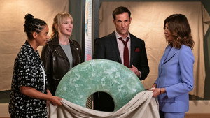 Leverage: Redemption S02E11 — The Belly of the Beast Job episode still