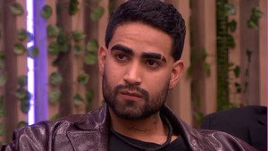 Dos participantes en manos del público