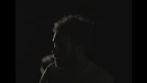 Retrato de un hombre cautivo en un video sin título