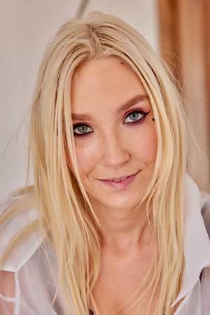 Claire Roos portrait