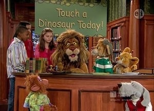 Between the Lions Charlie￢ﾀﾙs Dinosaur & Here Come the Aliens