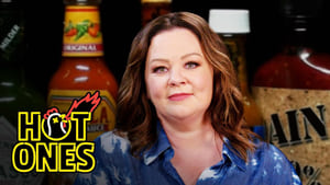 Image Melissa McCarthy Prepares for the Worst While Eating Spicy Wings