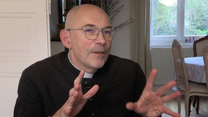 Le Père, le Maire et les Saints (2024)