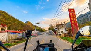 Still from POV you're 两个白色的外国人 driving across China