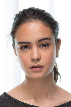 Diễn viên Courtney Eaton