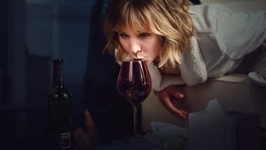 La mujer de la casa de enfrente de la chica en la ventana