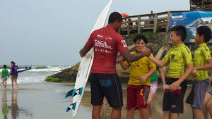 Corre Atrás: O Desafio De Viver Do Surfe