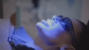 Des dents blanches… au rire jaune !