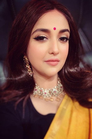 Monali Thakur portrait