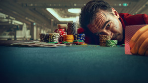 Ballad of a Small Player (2025) อดีตที่ตามไล่ล่า ชะตาที่ไม่อาจฝืน