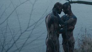 Escena de Kingdom junto a un lago