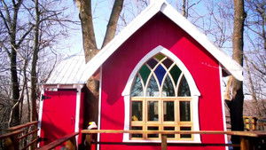 Une brasserie dans les arbres