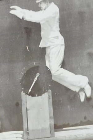 Saut en hauteur à pieds joints, homme habillé