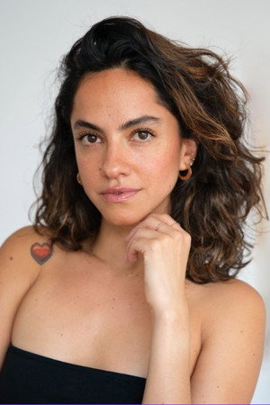 Samantha Beltrán — interprète de Waiter #2