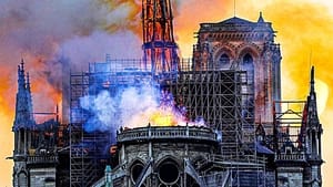 A Notre-Dame lángokban