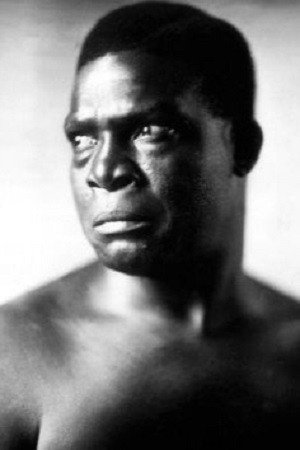 Louis Brody portrait