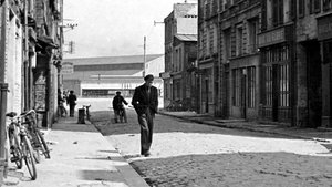 Un homme marche dans la ville