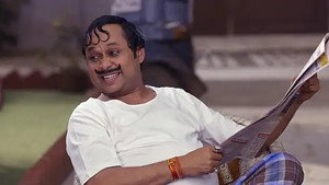 Happu gives the necklace to Amma - Happu Ki Ultan Paltan