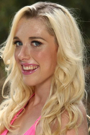 Roxy Nicole portrait