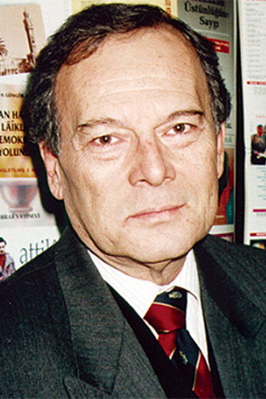 Dinçer Sümer portrait