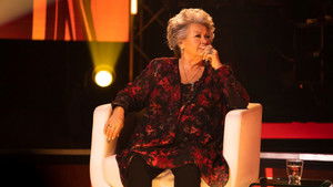 En direct de l’univers: 12×23 {year} Online En Netflix