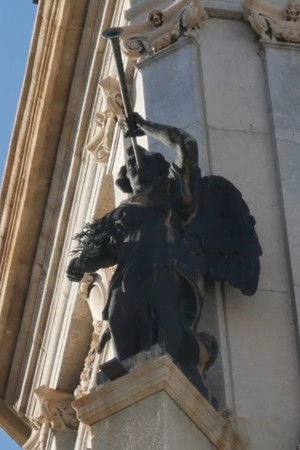 O la chiesa o il campanile