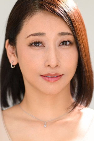 白峰郁美 portrait
