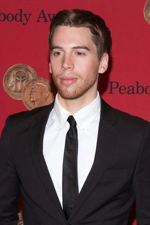 Jordan Gavaris photo