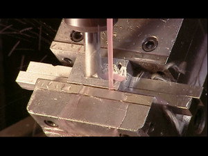 Robotické paže, tetování, hygienické ubrousky, betonové trubky