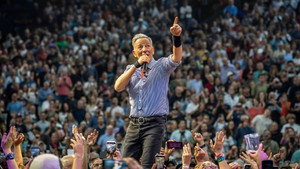 Bruce Springsteen and the E Street Band: Land of Hope and Dreams American Tour (Philadelphia Freedom Cut): 1×1