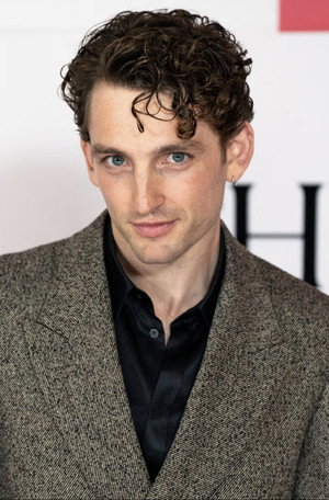 Laurie Davidson photo 4