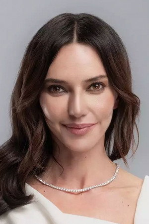 Hande Ataizi portrait