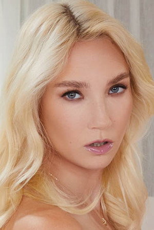 Claire Roos portrait