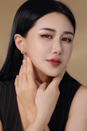 Angelina Zhang portrait