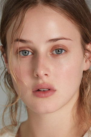 Anna van Patten photo