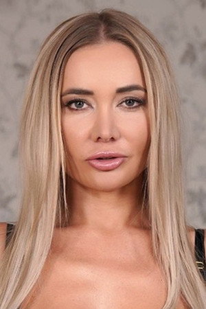 Venera Maxima portrait