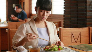 Episódio 6 - Valeu! Uma viagem gourmet experimental em Miyazaki! - A Meal Makes Her Forget