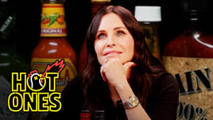 Image Courteney Cox Becomes Friends With Spicy Wings