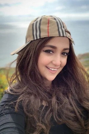 Monali Thakur portrait