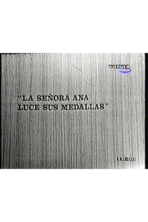 La señora Ana luce sus medallas