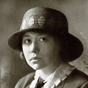 Zoë Akins